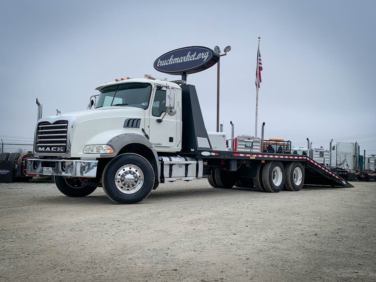 2012 MACK GU533 HYDRATAIL TRUCK
