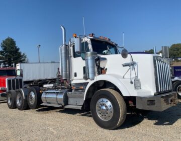 2003 KENWORTH T800W TRI AXLE DAYCAB 386507