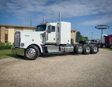 2014 KENWORTH W900L TRI AXLE SLEEPER 393331