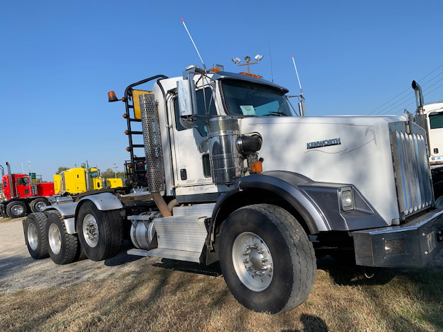 2016 KENWORTH T800 TRI AXLE DAYCAB