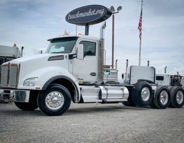 2016 KENWORTH T880 TRI AXLE DAYCAB 102641