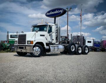 2012 MACK CHU613 TRI-AXLE DAYCAB 009281