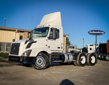 2013 VOLVO VNL64T300 DAYCAB 133589