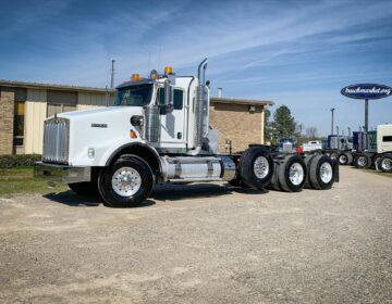 2015 KENWORTH T800W DAYCAB 440301