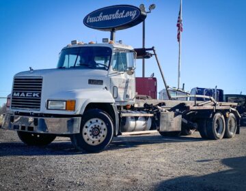 1993 MACK CH613 ROLL-OFF TRUCK 026089