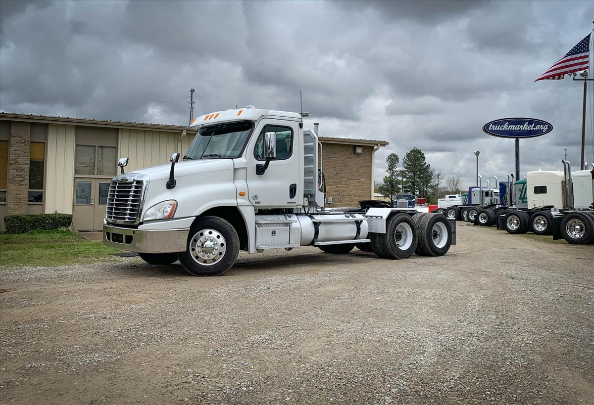 2011 FREIGHTLINER CASCADIA DAYCAB