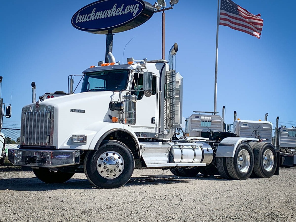 2015 KENWORTH T800 DAYCAB