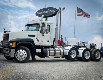 2012 MACK CHU613 TRI AXLE DAYCAB 009473