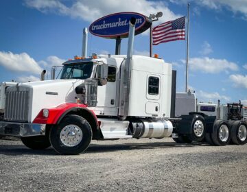 2014 KENWORTH T800W TRI AXLE SLEEPER 391116