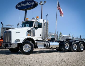 2014 KENWORTH T800 TRI AXLE DAYCAB 399088