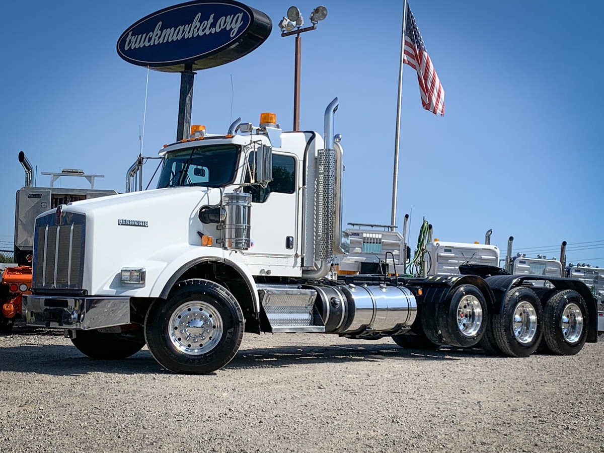 2014 KENWORTH T800 TRI AXLE DAYCAB