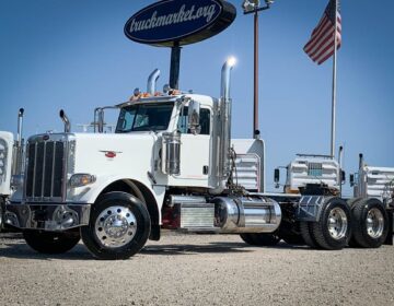 2015 PETERBILT 389 DAYCAB 260574