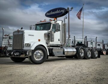 2009 KENWORTH W900L TRI AXLE DAYCAB 250573