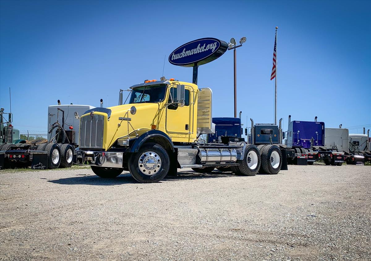 2004 KENWORTH T800 DAYCAB