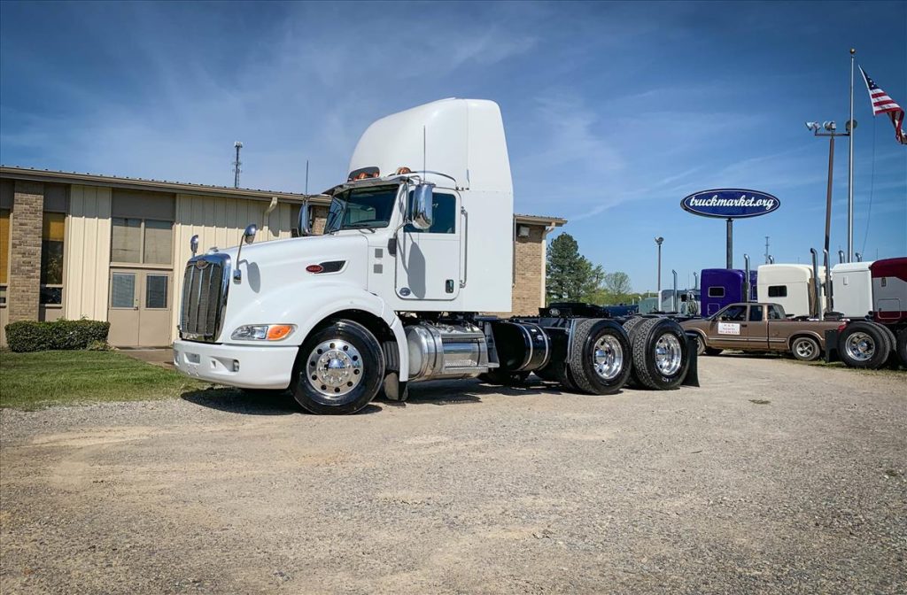 2012 PETERBILT 386 DAYCAB
