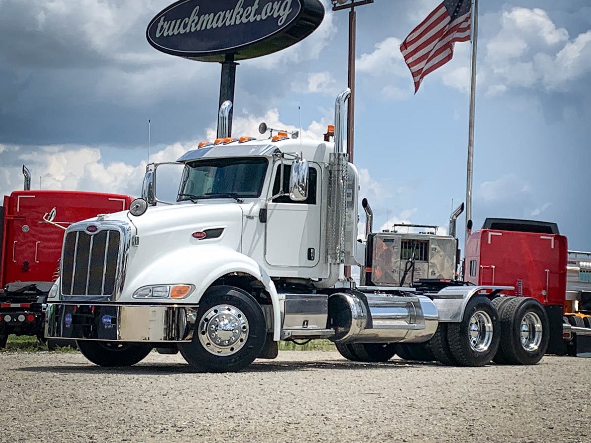 2014 PETERBILT 386 DAYCAB