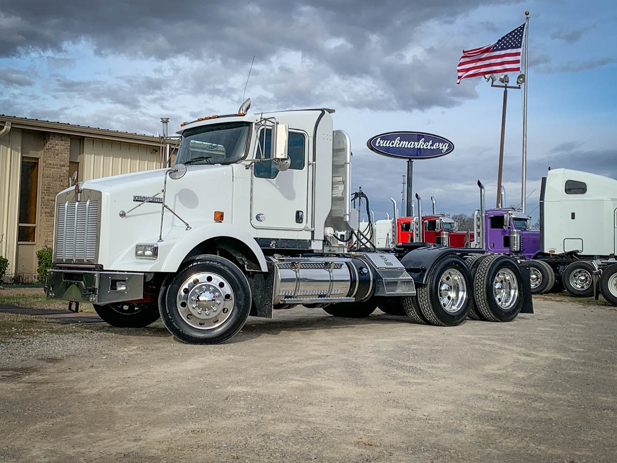 2014 KENWORTH T800 DAYCAB
