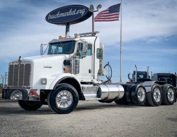 2012 KENWORTH T800W TRI AXLE DAYCAB 298405