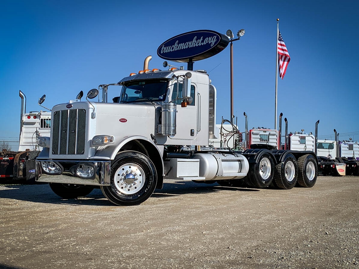 2014 PETERBILT 388 TRI AXLE DAYCAB