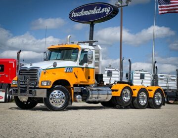 2012 MACK GU713 TRI AXLE DAYCAB 011755