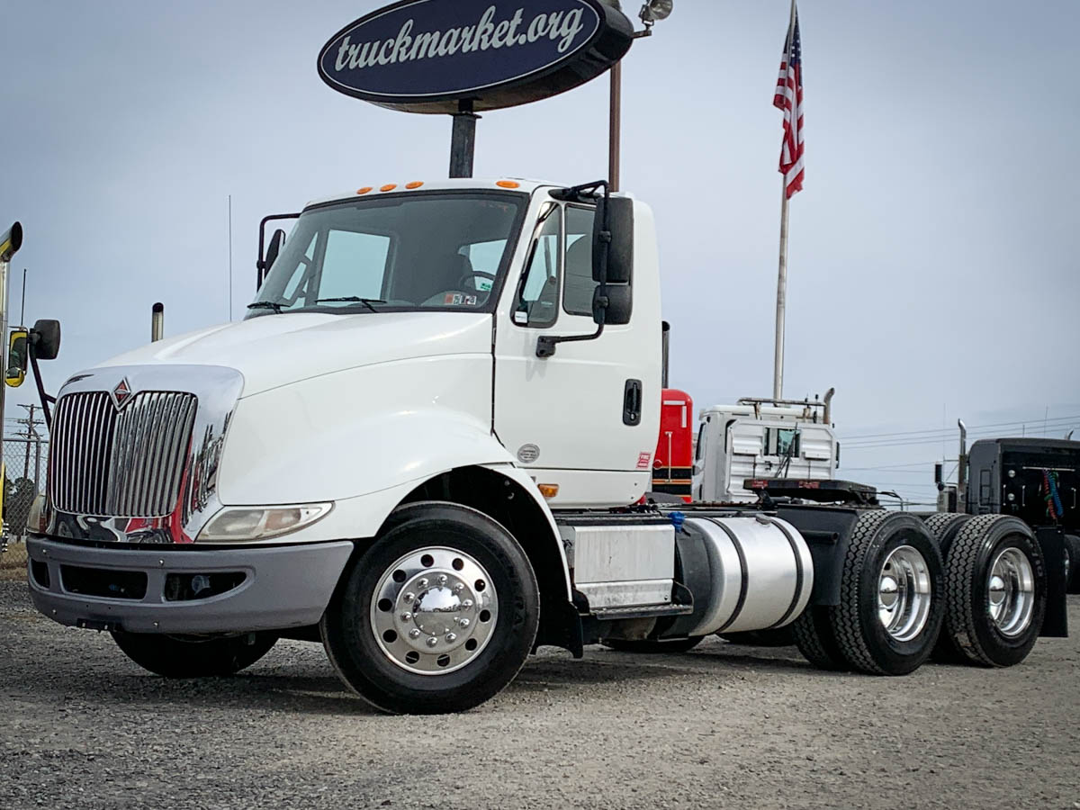 2015 INTERNATIONAL 8600 DAYCAB