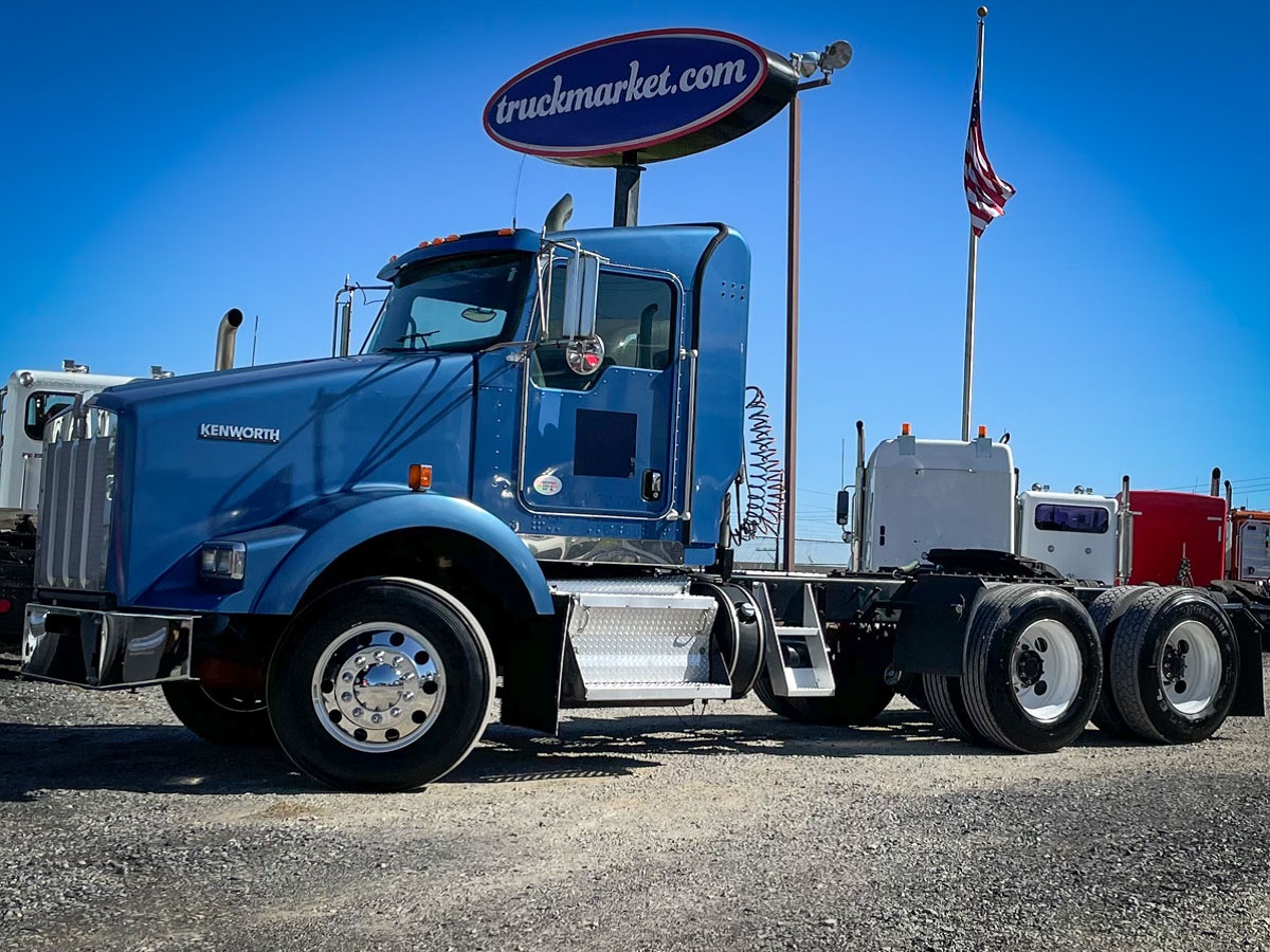 2012 KENWORTH T800 DAYCAB