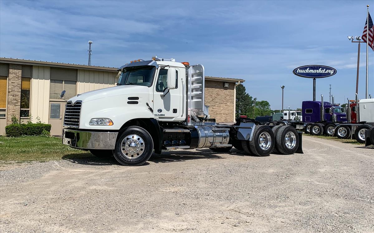 2012 MACK CXU613 DAYCAB