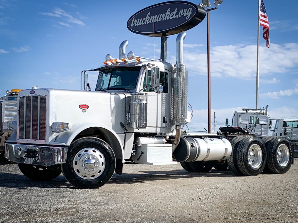 2012 PETERBILT 389 DAYCAB