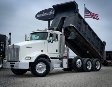 2005 KENWORTH T800 TRI AXLE DUMP TRUCK 098404