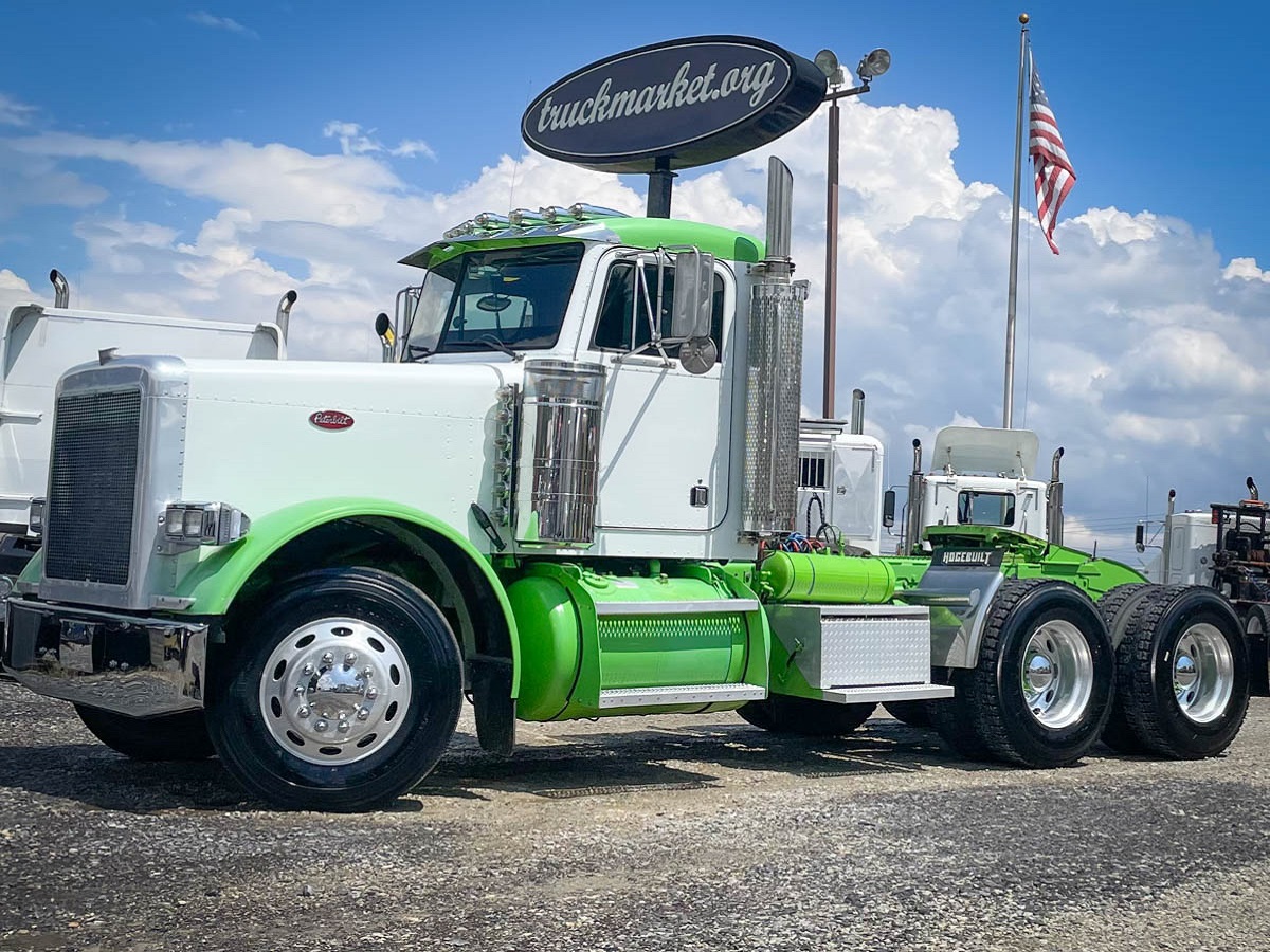 2000 PETERBILT 379 DAYCAB