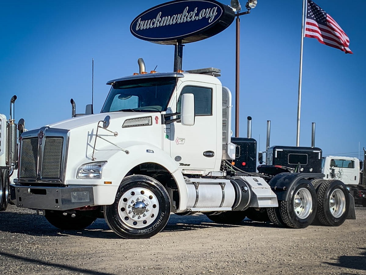 2015 KENWORTH T880 DAYCAB