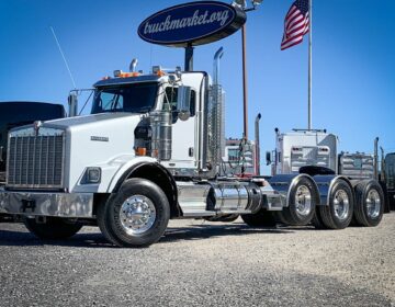 2013 KENWORTH T800W TRI AXLE DAYCAB 354270