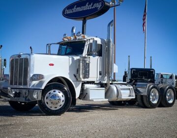 2020 PETERBILT 389 DAYCAB 642378