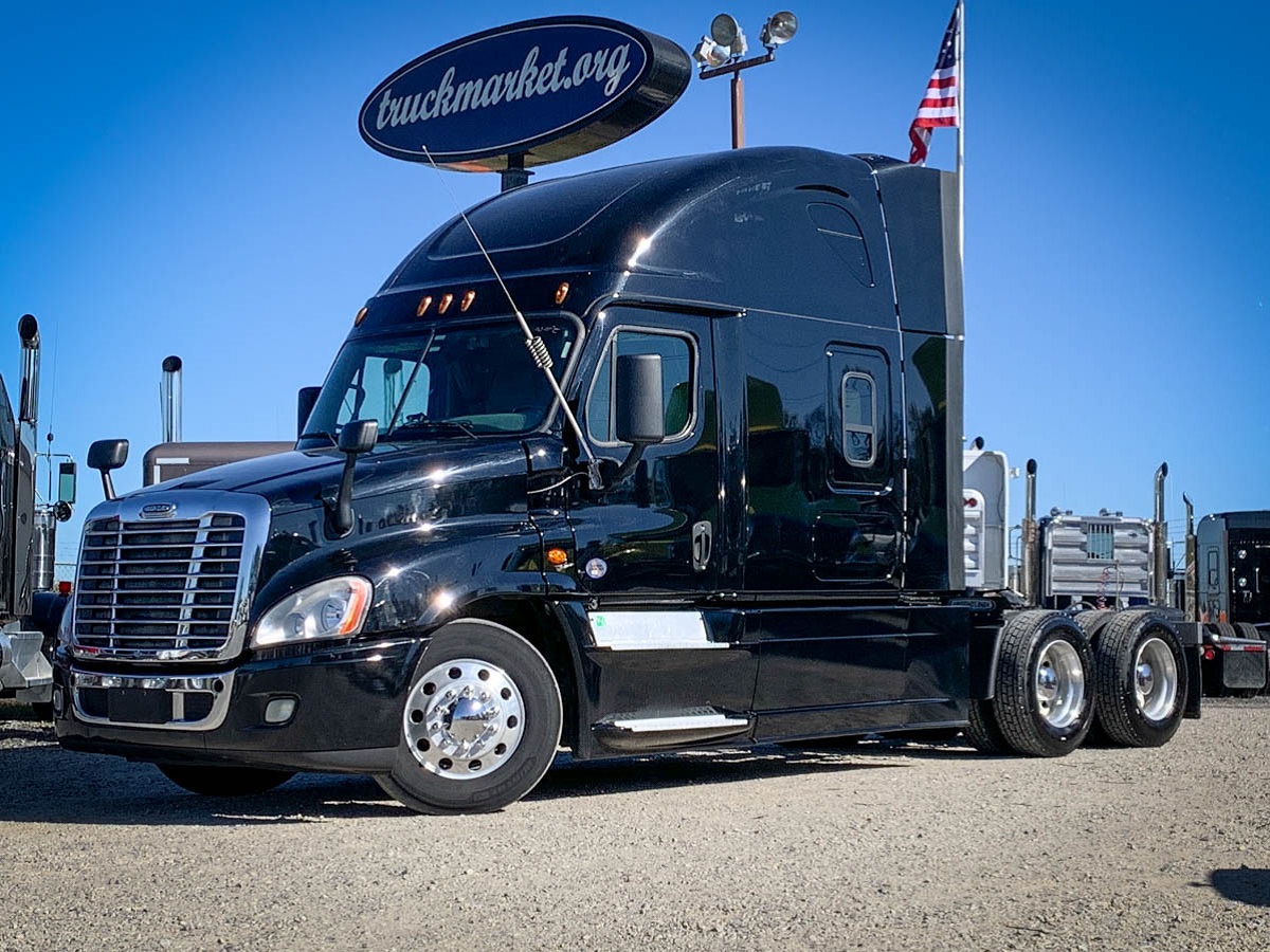 2016 FREIGHTLINER CASCADIA SLEEPER