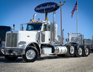 2018 PETERBILT 389 TRI AXLE DAYCAB 465412