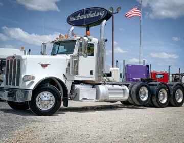 2015 PETERBILT 389 TRI AXLE DAYCAB 260566