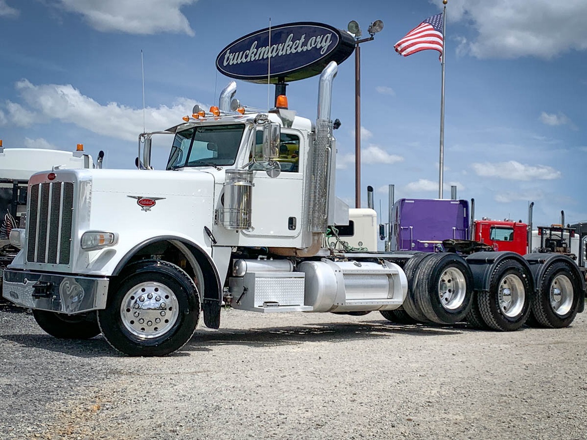 2015 PETERBILT 389 TRI AXLE DAYCAB
