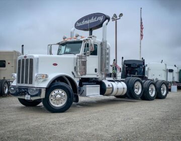 2017 PETERBILT 389 TRI AXLE DAYCAB 391389
