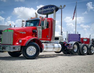 2010 KENWORTH T800W TRI AXLE DAYCAB 262428