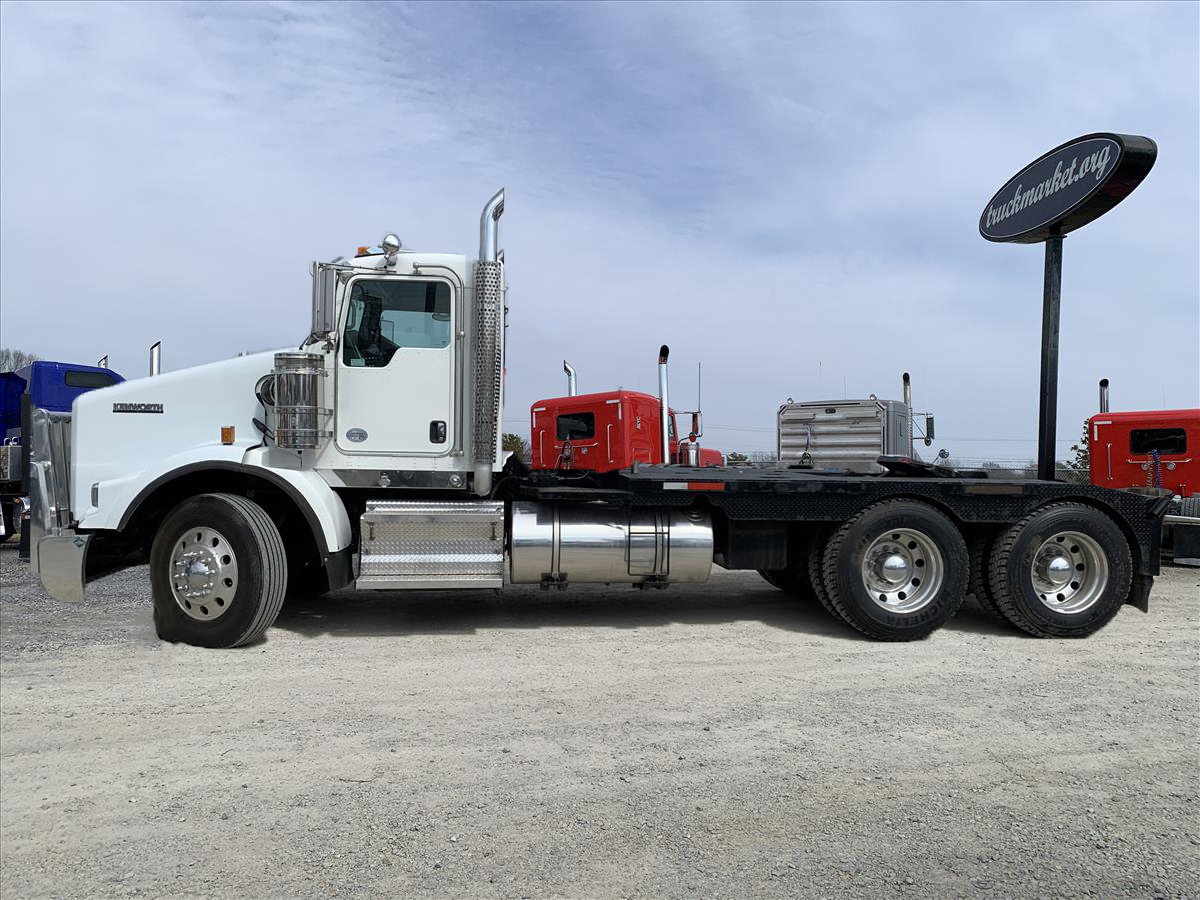 2013 KENWORTH T800 DAYCAB