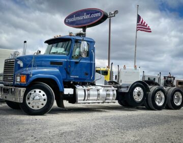 2014 MACK CHU613 TRI AXLE DAYCAB 017392