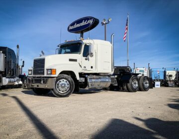 2012 MACK CHU613 SLEEPER 008000