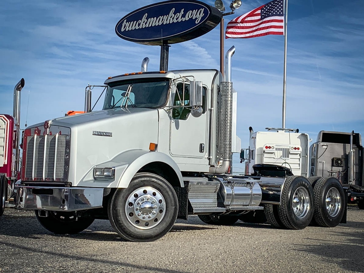 2012 KENWORTH T800 DAYCAB