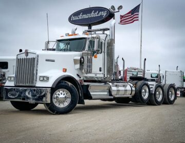 2018 KENWORTH W900L TRI AXLE DAYCAB 225243