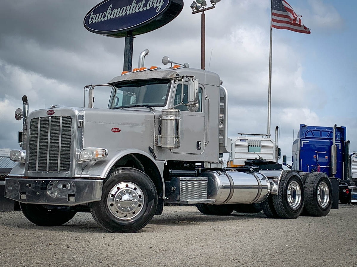 2014 PETERBILT 388 DAYCAB