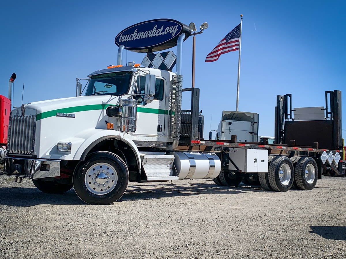 2013 KENWORTH T800 FLATBED TRUCK