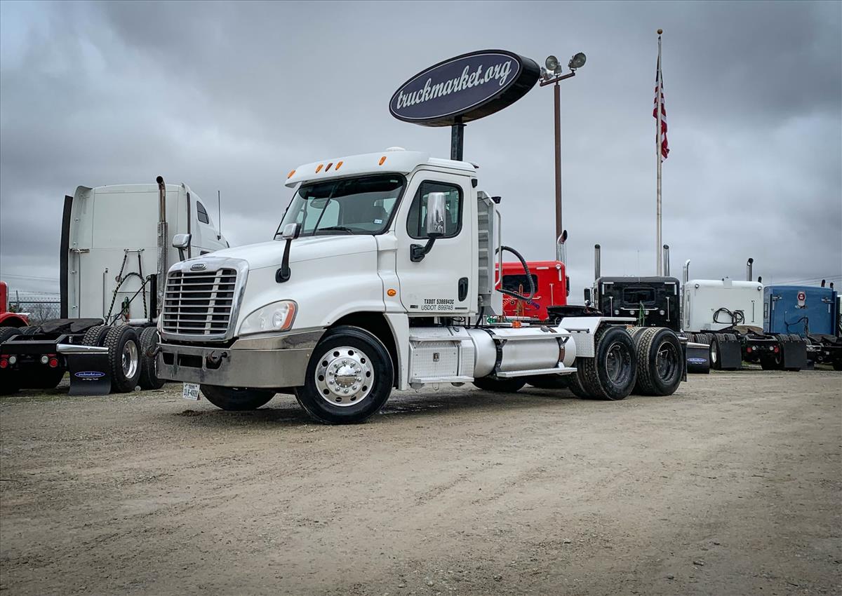 2011 FREIGHTLINER CASCADIA  DAYCAB
