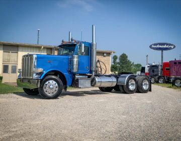2010 PETERBILT 389  DAYCAB 795424