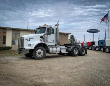 2003 KENWORTH T800 DAYCAB 708568