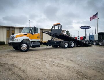 2005 INTERNATIONAL 4400 ROLLBACK 048454